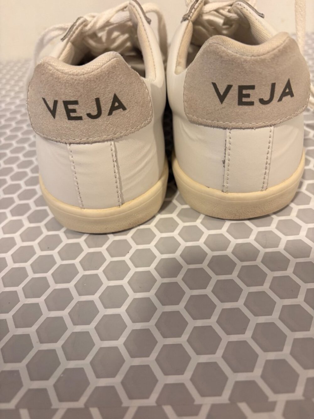 Veja White Leather Sneakers – Minimalist & Chic SIZE 9 - Picture 4 of 6